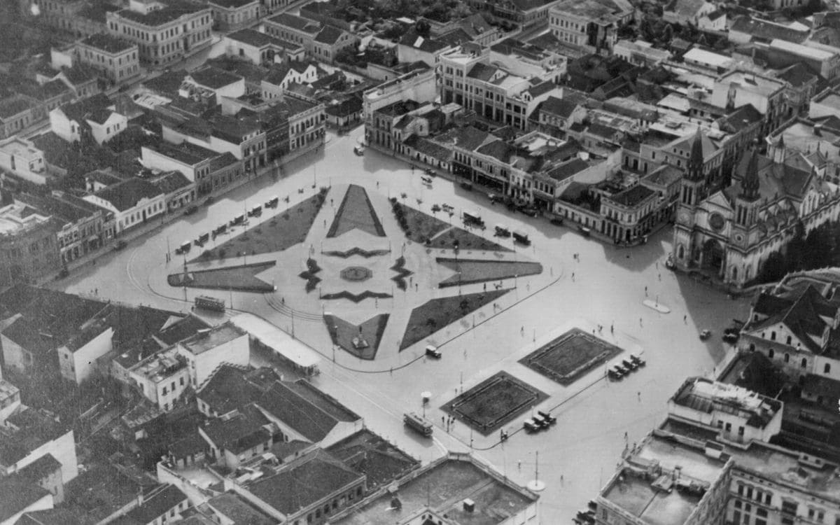 praça tiradentes em curitiba no início