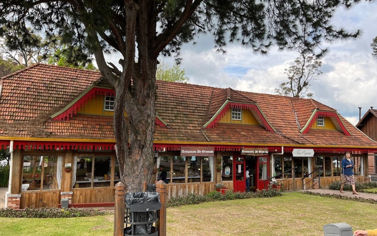 praça das etnias gramado: feira artesanato