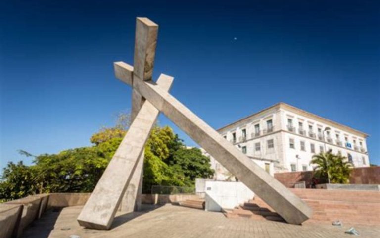 Praça da Cruz Caída em Salvador: Um Lugar de Beleza Única