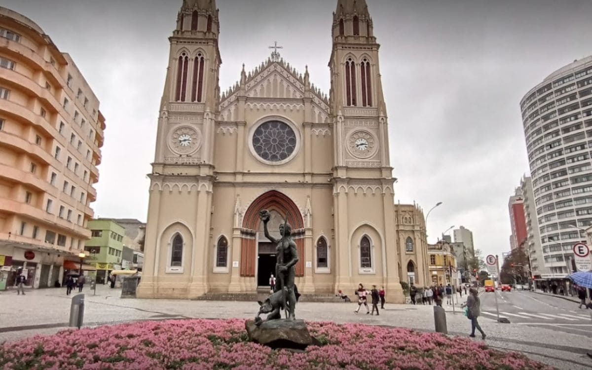 praça tiradentes em curitiba