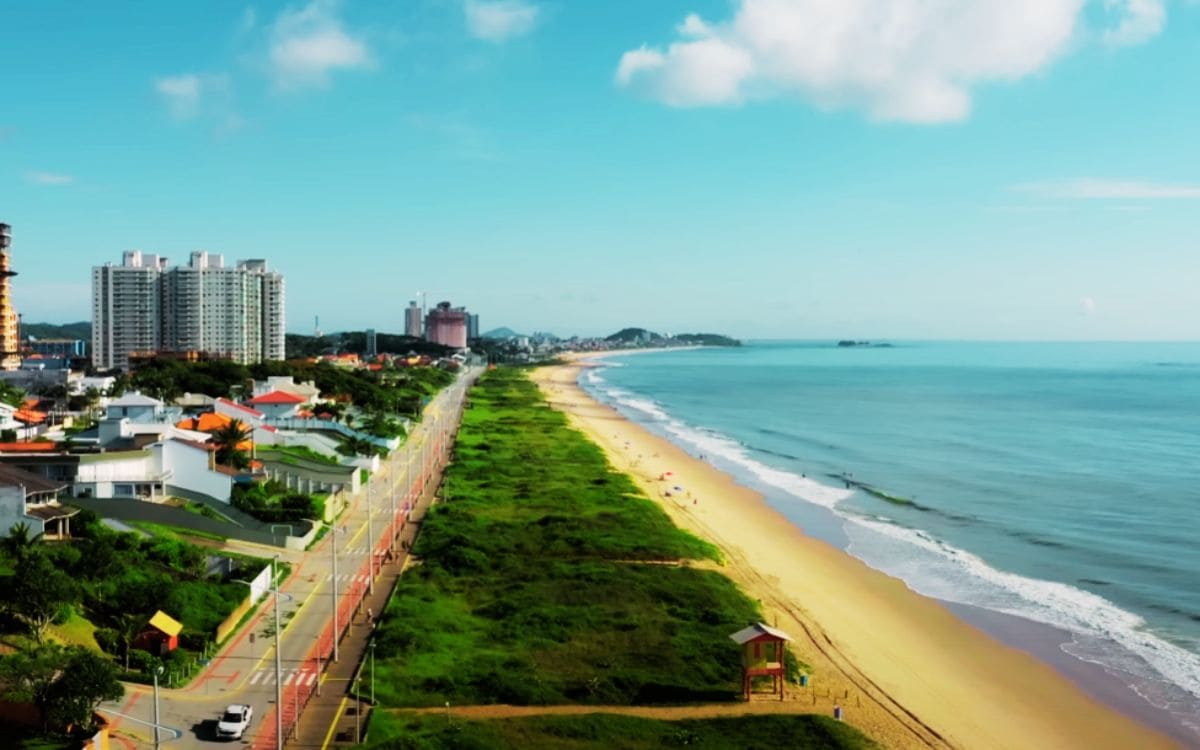 melhores praias perto do beto carrero: piçarras