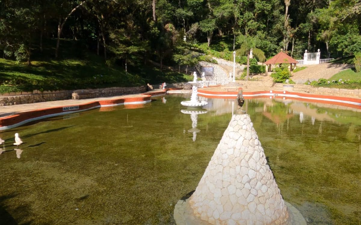 lagoa dourada na estância hidromineral ouro fino