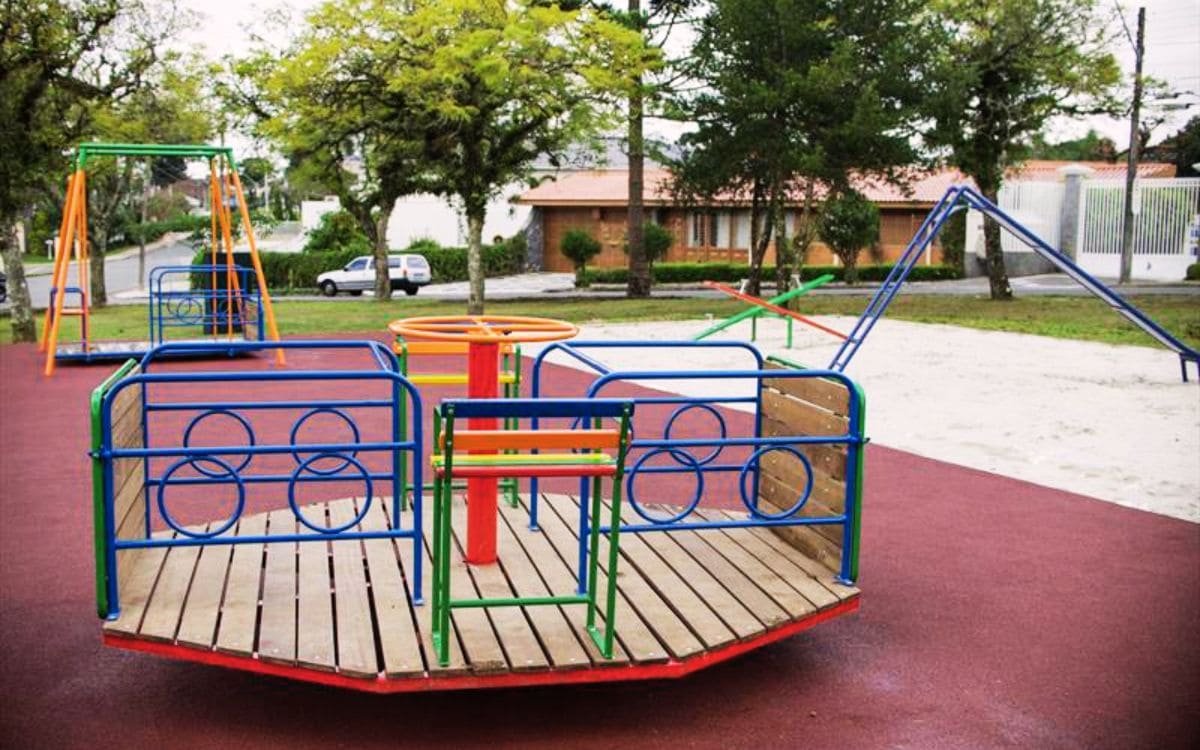 playground na praça presidente eisenhower em curitiba