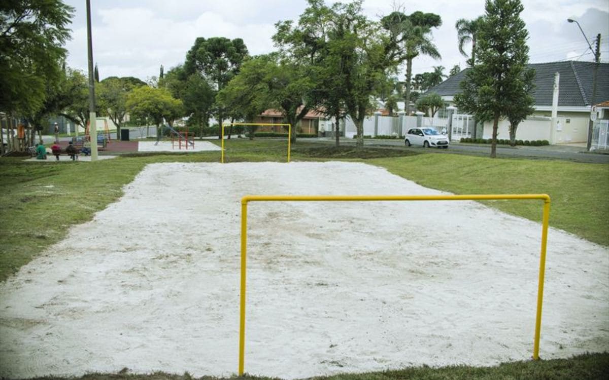 quadra de futebol na praça presidente eisenhower em curitiba