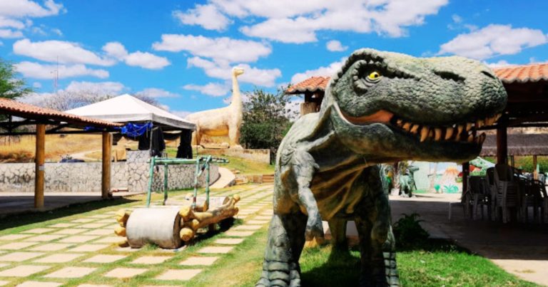 Parque dos Dinossauros em Parelhas tem Esculturas e Piscinas