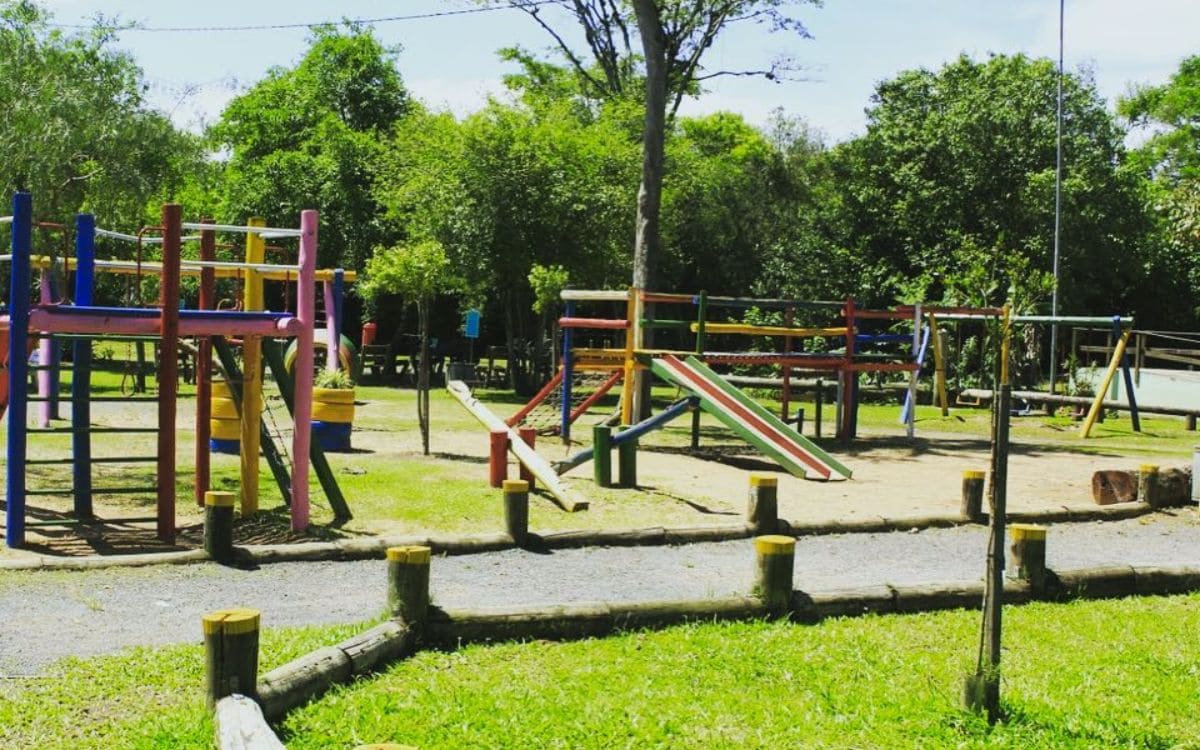 trilhas e playground no parque natural imperatriz leopoldina